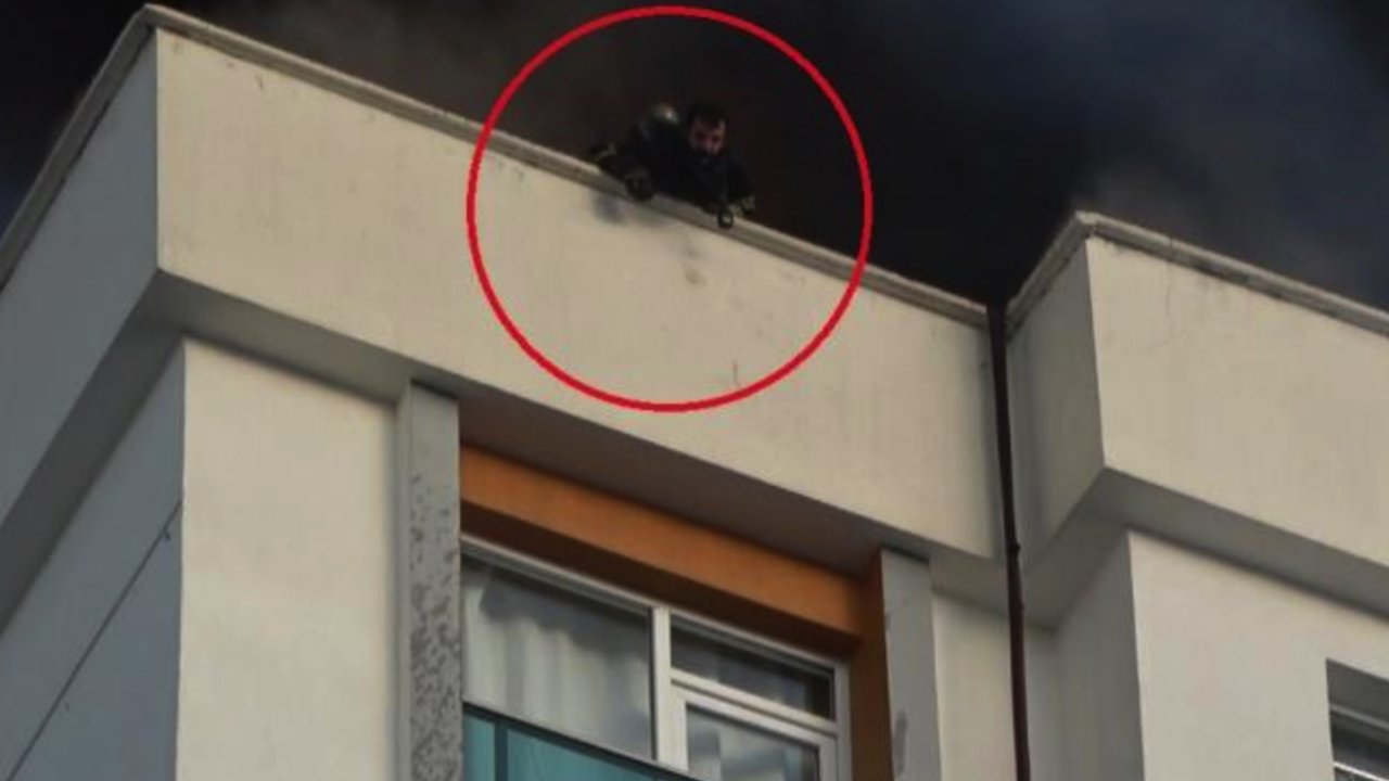 Son Dakika: Diyarbakır'ın sitenin çatısında çıkan yangını söndürmeye çalışan itfaiye erleri alevler arasında kaldı