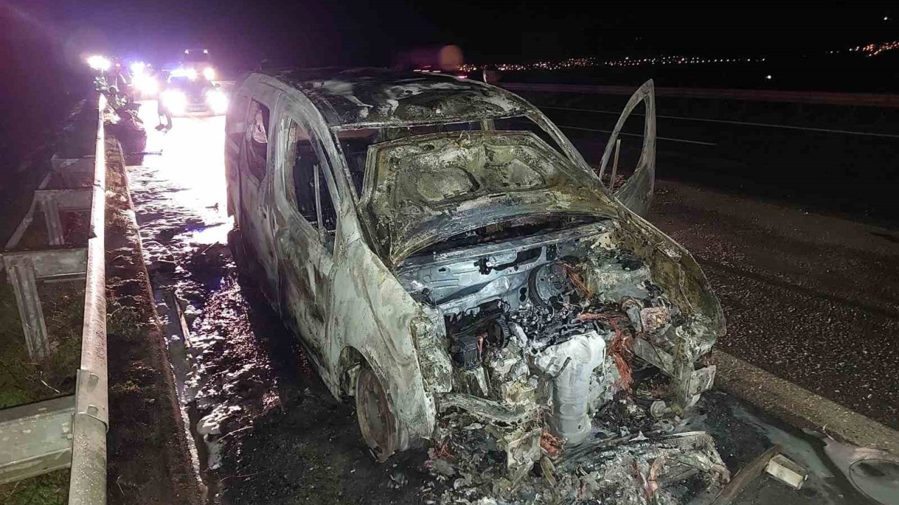 Kahramanmaraş - Gaziantep karayolunda seyir halindeki araç yandı