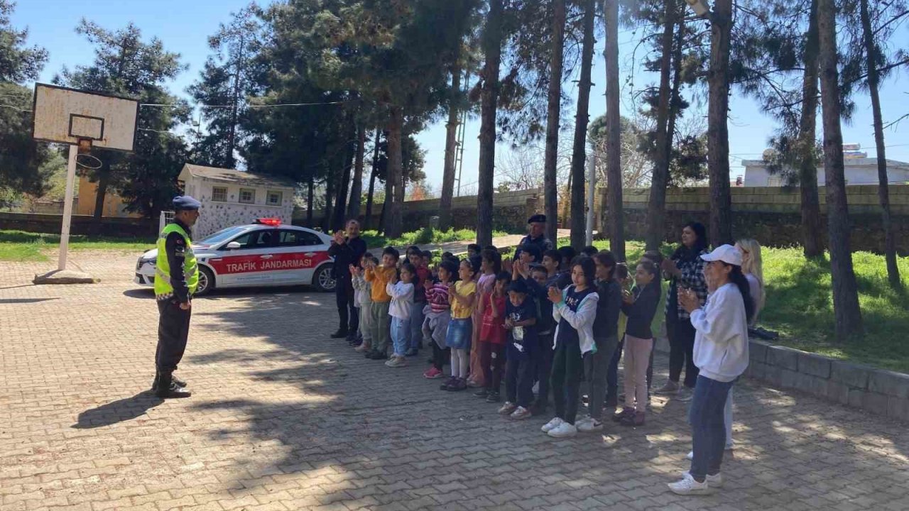 Gaziantep'te Jandarmadan ilkokul öğrencilerine temel trafik eğitimi