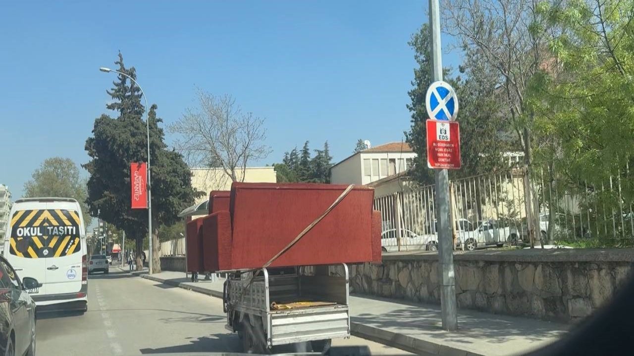 Gaziantep'te hafif ticari araca yükledikleri çekyatlarla trafiği tehlikeye attılar