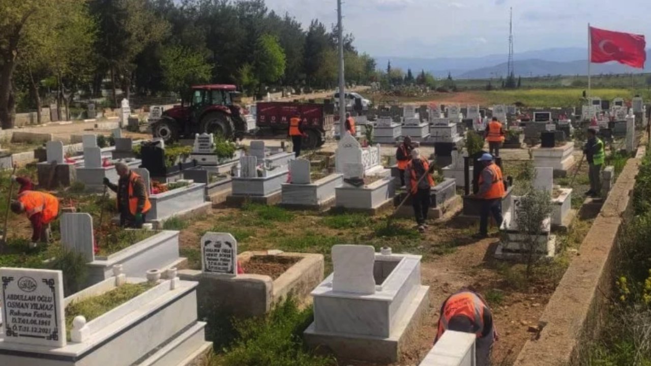 Gaziantep İslahiye Belediyesi mezarlıkta bayram temizliği yaptı