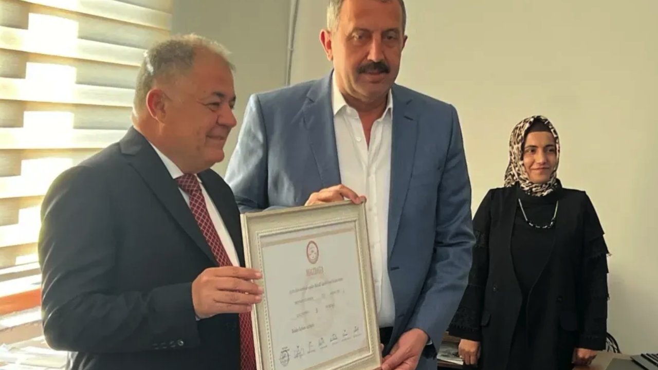 Nurdağı Belediye Başkanı Mehmet Yıldırır mazbatasını aldı