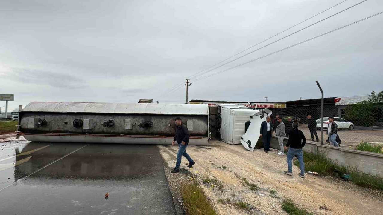 Gaziantep'te Yağışlar Kazaya Neden Oldu! Devrilen tanker yolu trafiğe kapattı