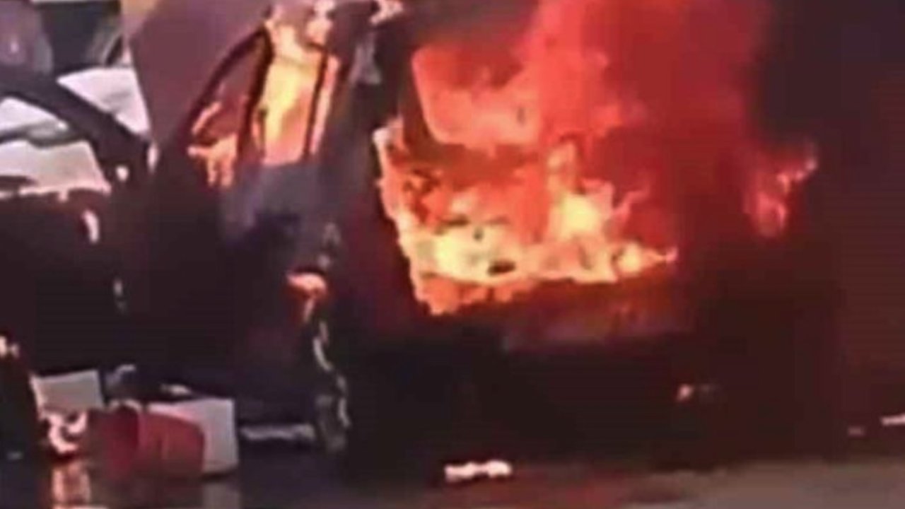 Gaziantep'te park halindeki otomobil alev alev  yandı