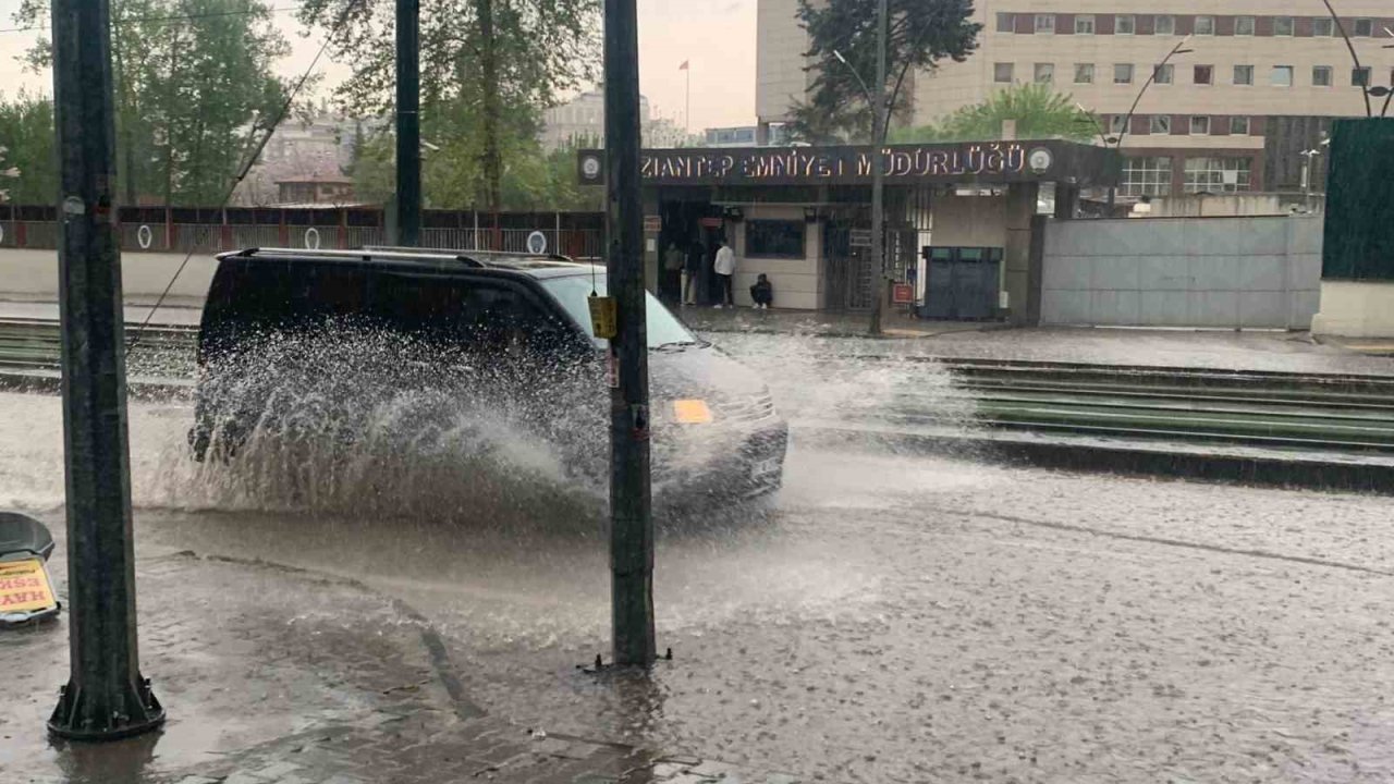 Gaziantep'te Sel Seli Götürüyor! Aniden bastıran sağanak yağış sürücülere zor anlar yaşattı
