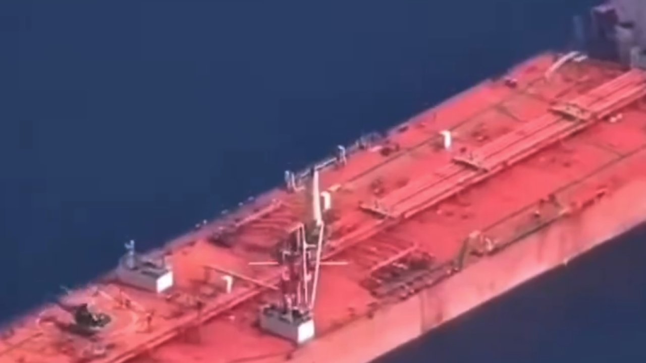 İran İsrail bağlantılı ticari gemiye el koydu! İsrail’den İran’a: “Sonuçlarına katlanacak”... İşte O Anlar