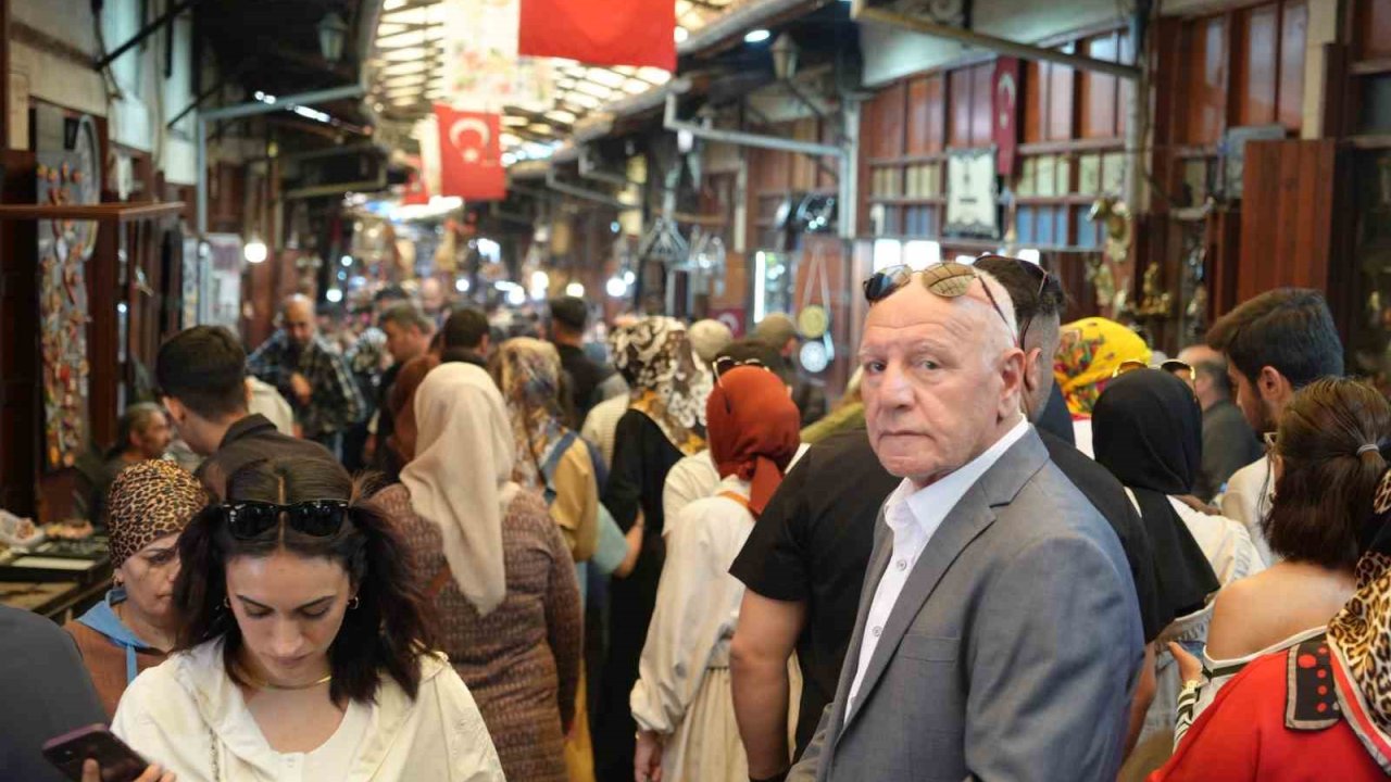 Gaziantep’in Bakırcılar Çarşısı’nda bayram ve tatil yoğunluğu