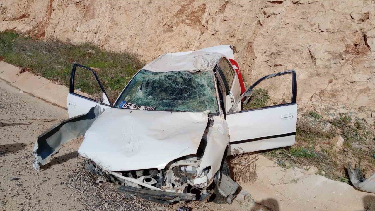 Besni-Gaziantep yolu'nda Otomobil şarampole yuvarlandı: 1 yaralı