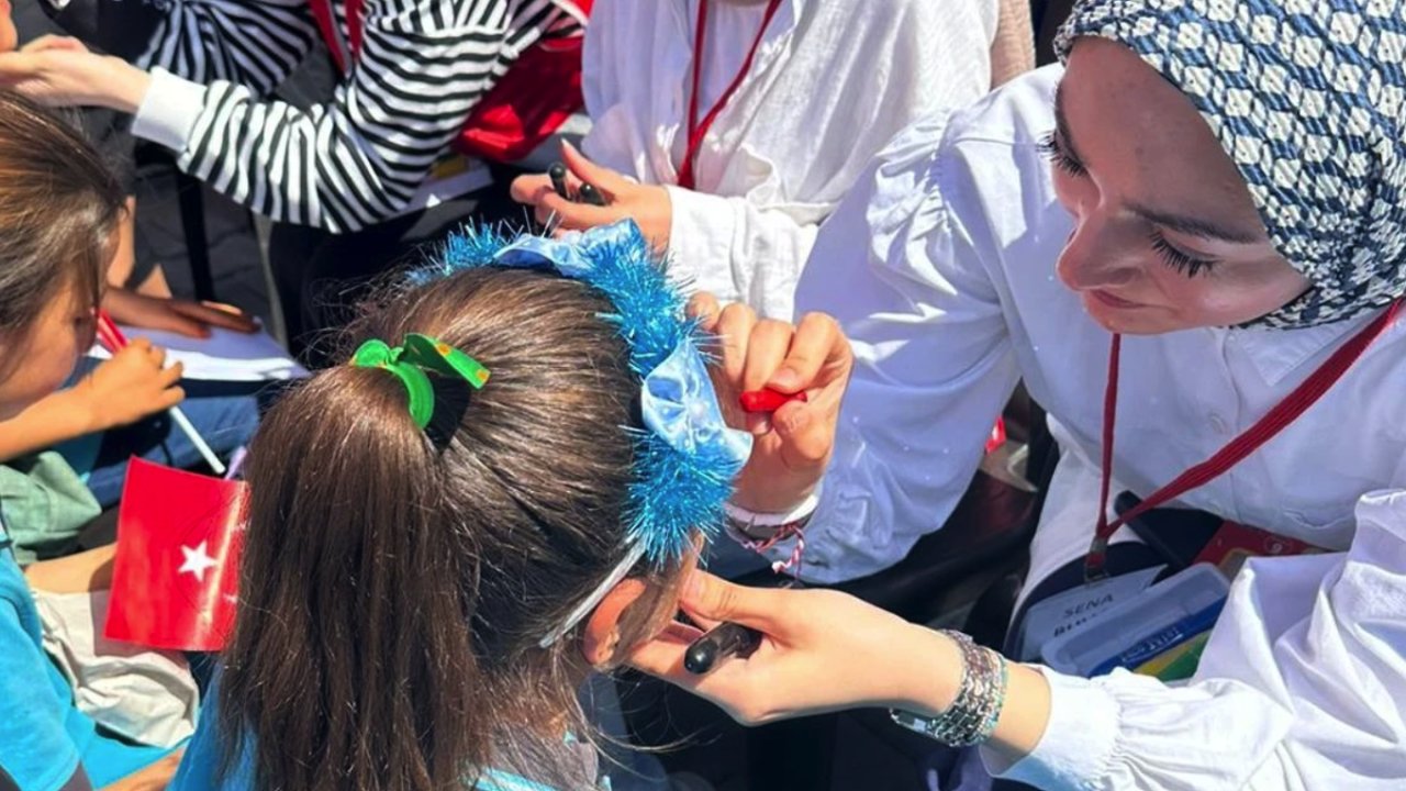İslahiye'de konteyner kentte barınan çocuklar 23 Nisan'ı kutladı