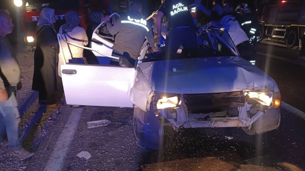 Gaziantep'te traktör römorkuna çarpan otomobildeki 3 kişi yaralandı