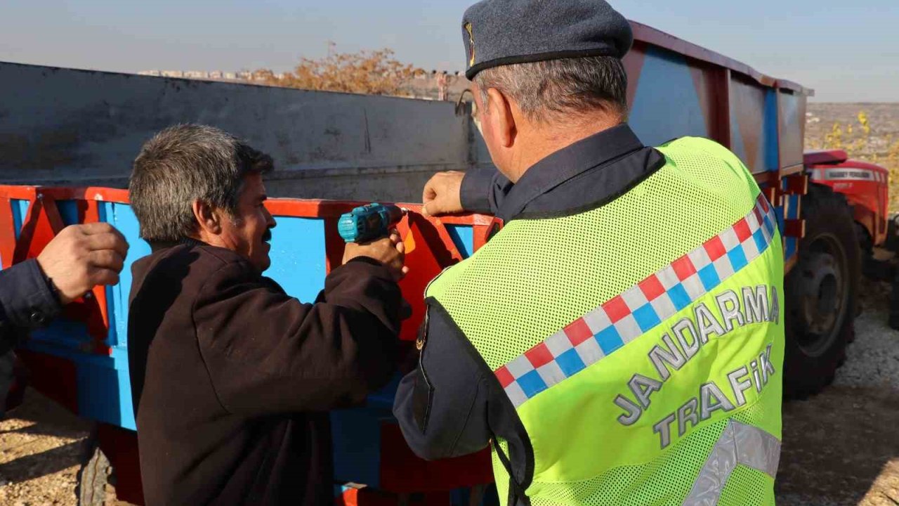 Gaziantep'te Jandarma Durmadan Çalışıyor! Jandarmadan traktör sürücülerine trafik güvenliği eğitimi