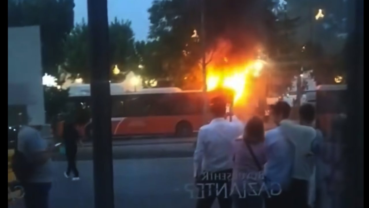 Son Dakika! Gaziantep'te belediye otobüsü alev alev yandı!