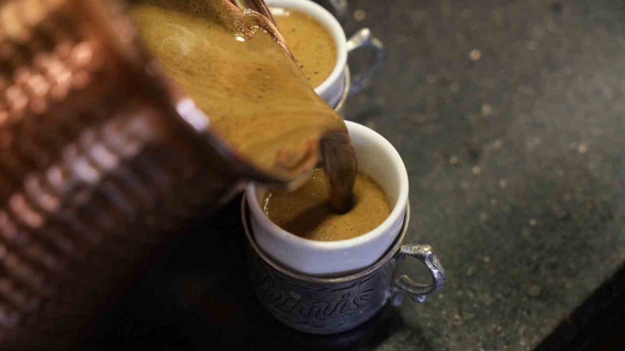 Gaziantep'in 4 Asırlık Tarihi Tahmis Kahvesi'nde Menengiç kahvesi her mevsim beğeni topluyor
