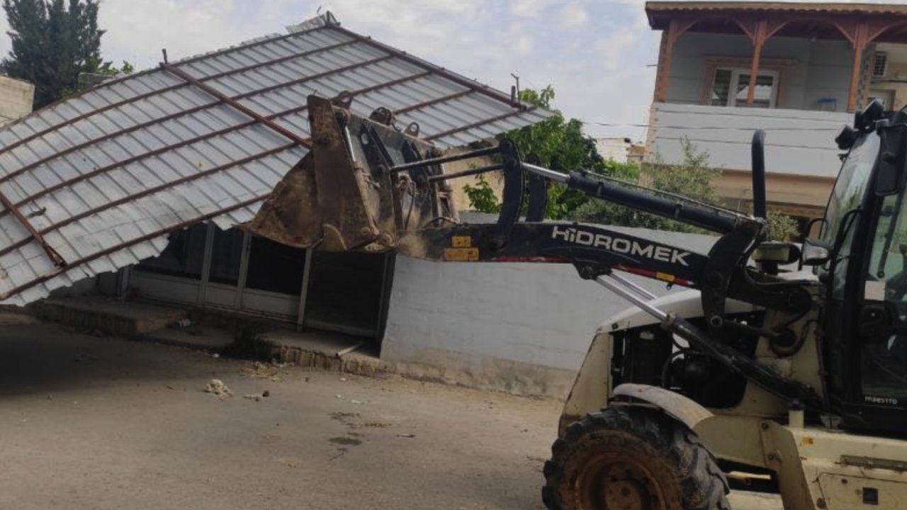 Gaziantep’te fırtına bir evin çatısını uçurdu