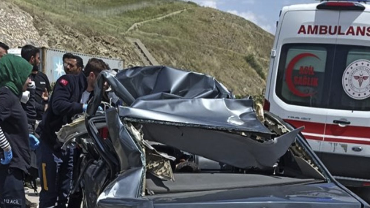 Gaziantep'te Feci Kaza! Tıra arkadan çarpan otomobildeki 1 kişi öldü, 1 kişi yaralandı