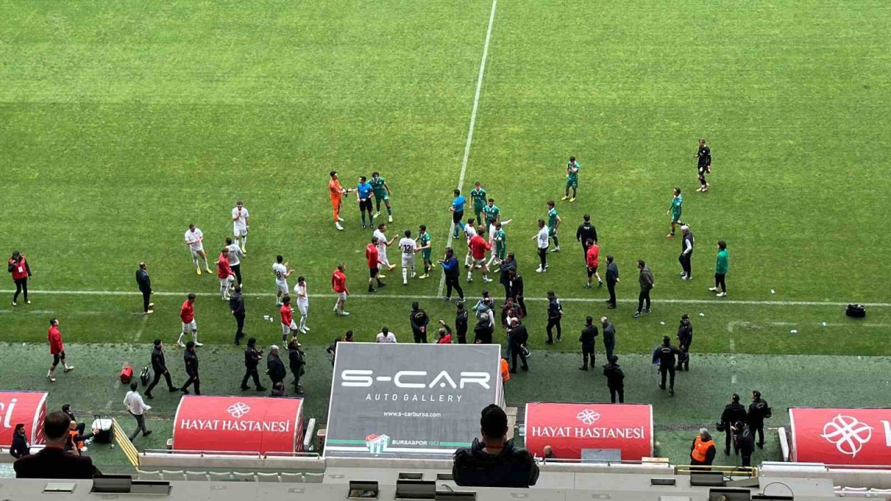 Vanspor FK, Bursaspor maçında sahadan çekildi! Türkiye Futboluna Damga Vuran Olayların Ardı Arkası Kesilmiyor
