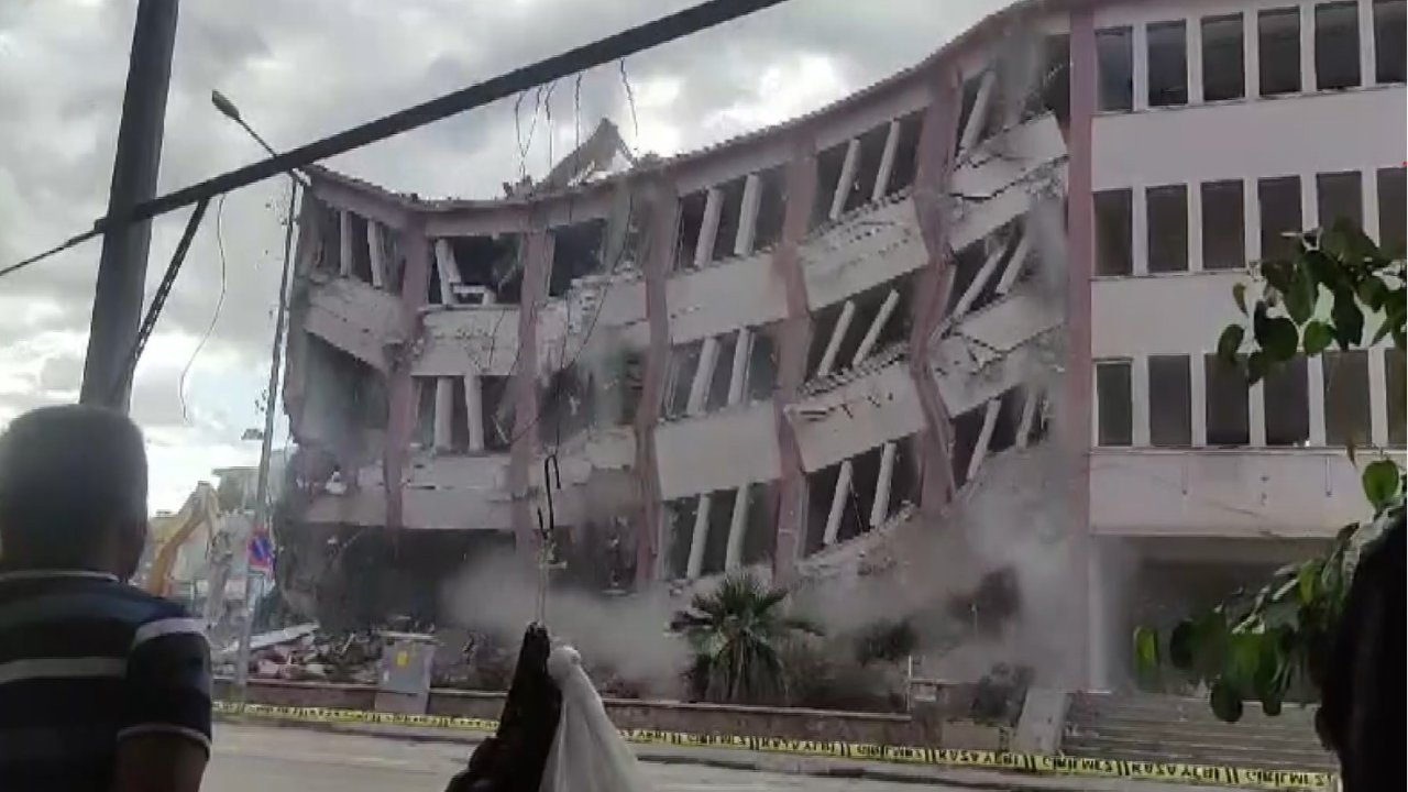 Gaziantep'te Depremde ağır hasar alan 56 yıllık kaymakamlık binası birkaç darbeyle yıkıldı