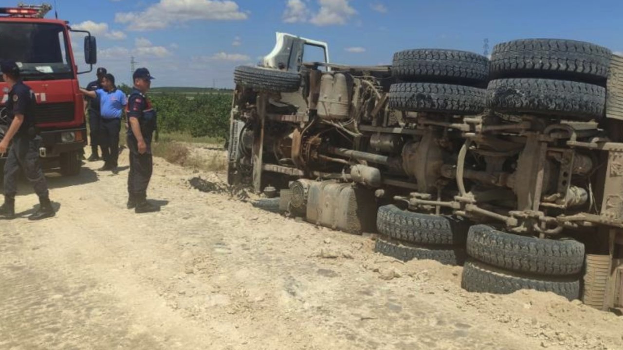 Gaziantep'te devrilen kum yüklü kamyonun sürücüsü ağır yaralandı