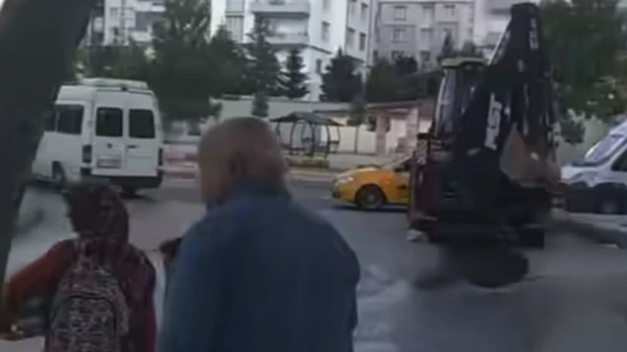 Gaziantep'te İş Makinesi'nin Hidrolik Hortumu Patladı! Araçlar, asfalta dökülen yağ nedeniyle trafik kazası geçirdi.