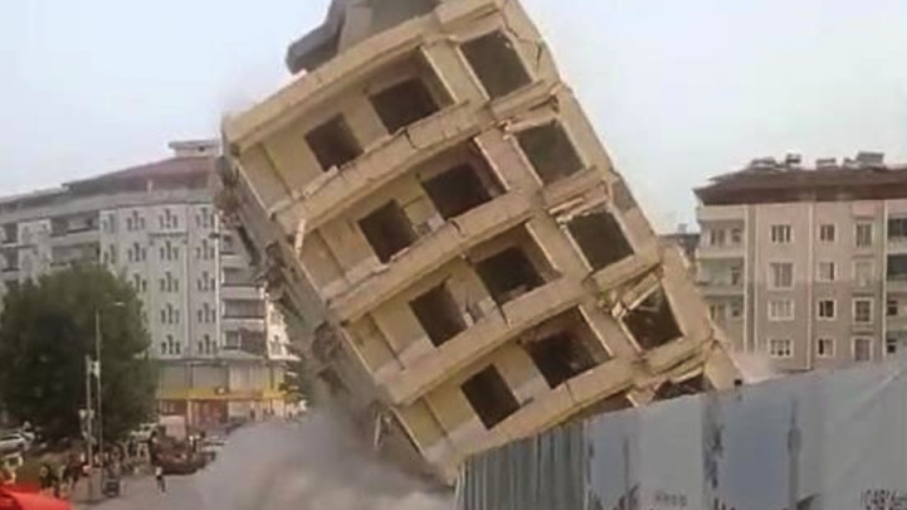 Gaziantep’te depremde ağır hasar alan bina saniyeler içinde çöktü
