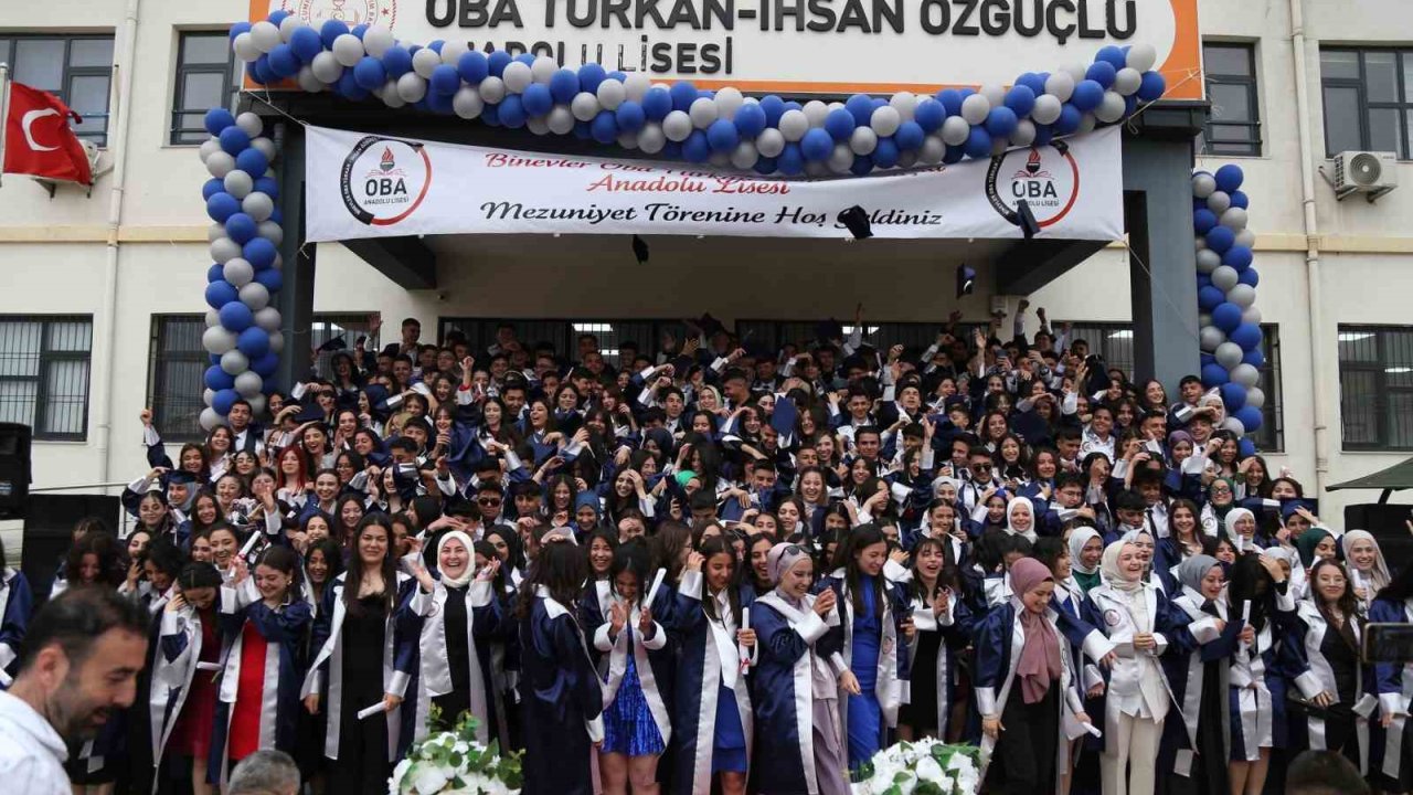 Gaziantep'te Mezuniyet Sevinci! Oba Türkan-İhsan Özgüçlü Anadolu Lisesi ilk mezunlarını verdi