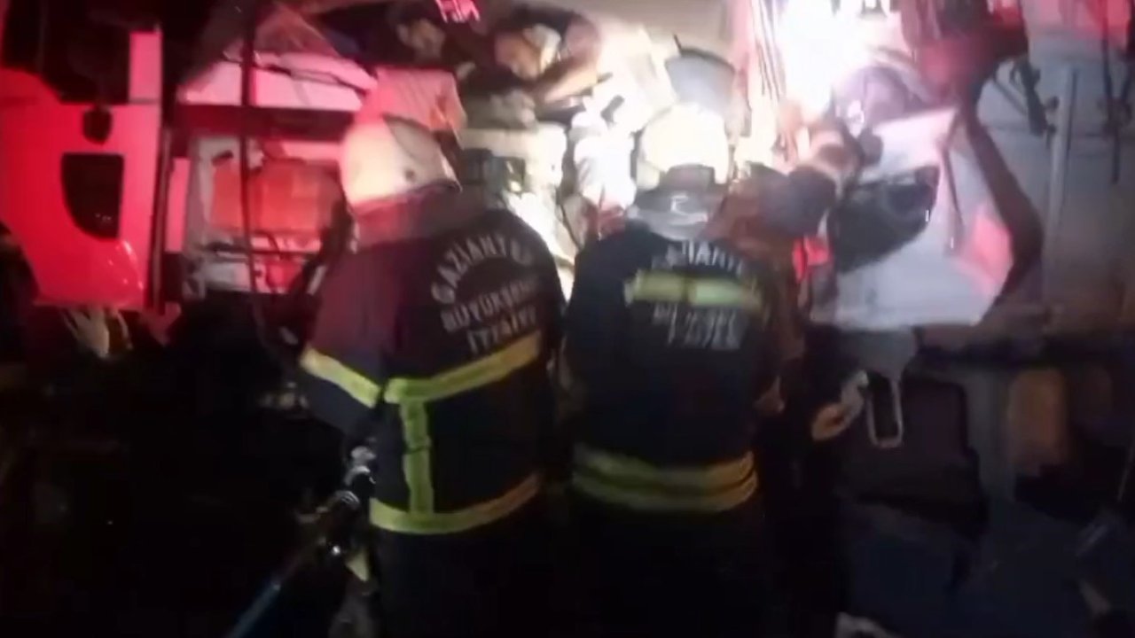 Tarsus-Adana-Gaziantep Otoyolu'nda 2 tır çarpıştı: 3 yaralı