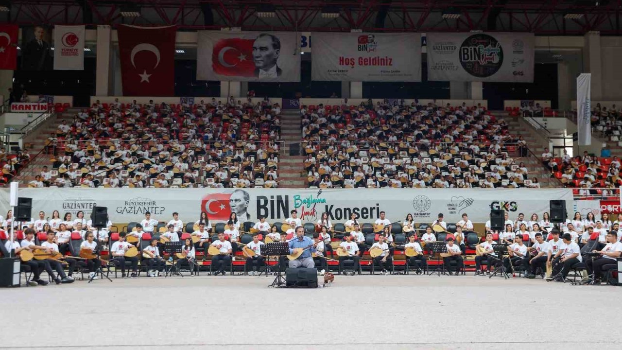 Gaziantep'te Bin Öğrenci Aynı Anda Bağlama Çaldı! Müthiş Konser
