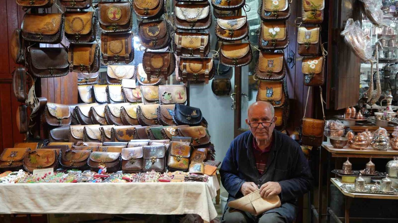 Gaziantep'in Yıllara Direnen Ustası! 5 metrekare dükkanında 65 yıldır ekmek parasını çıkartıyor