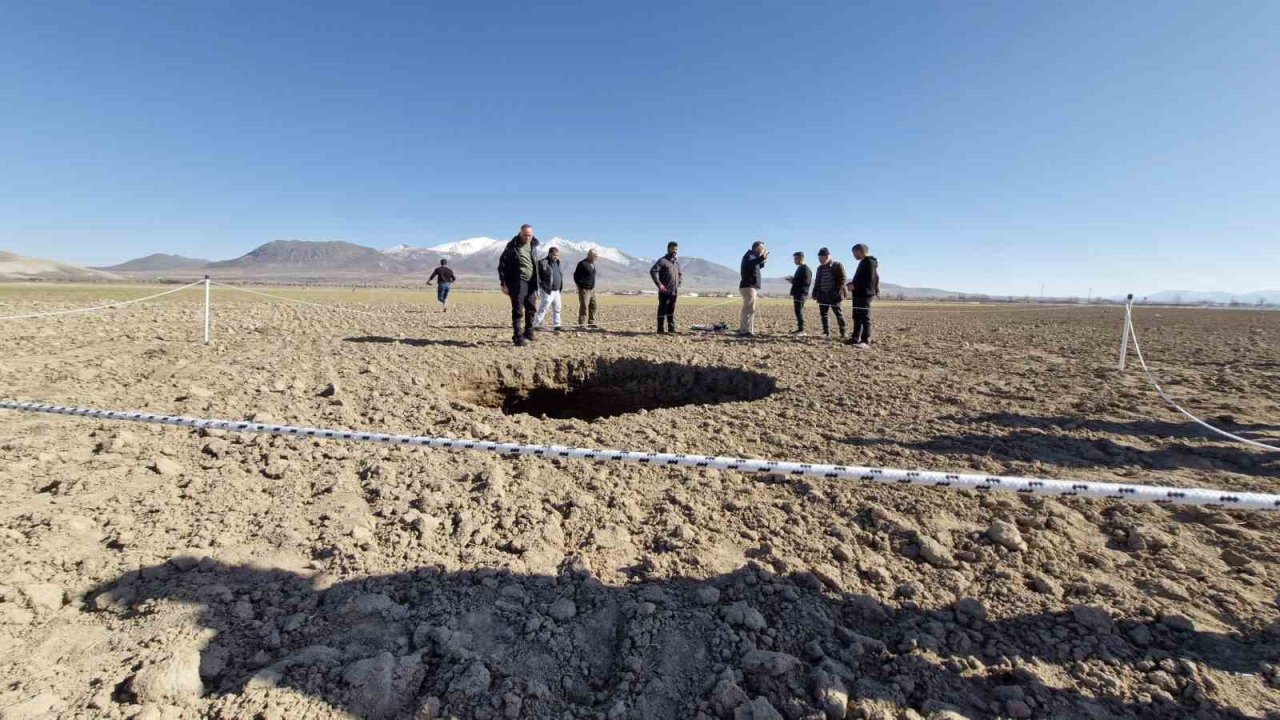 Tarlada 10 metre genişliğinde obruk oluştu... Yerleşim yerlerine çok yakın