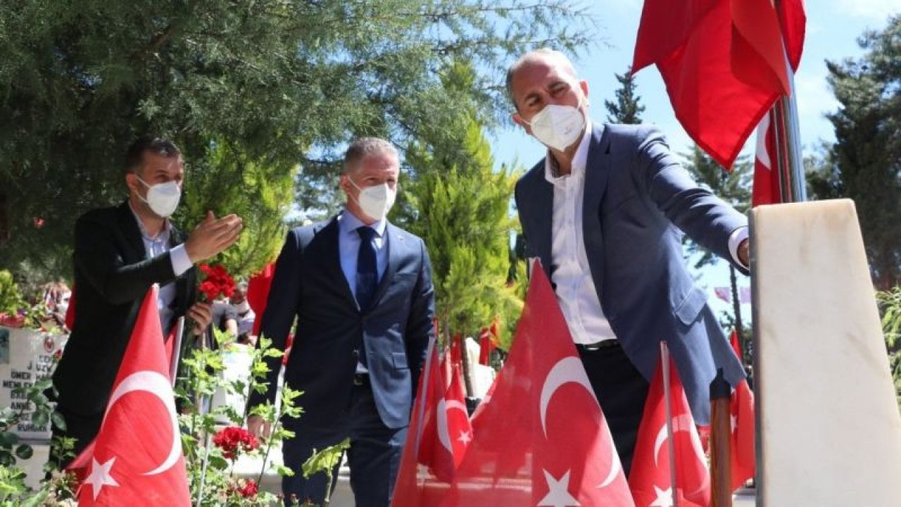 Adalet Bakanı Gül, bir ay önce vefat eden annesinin mezarını ziyaret etti