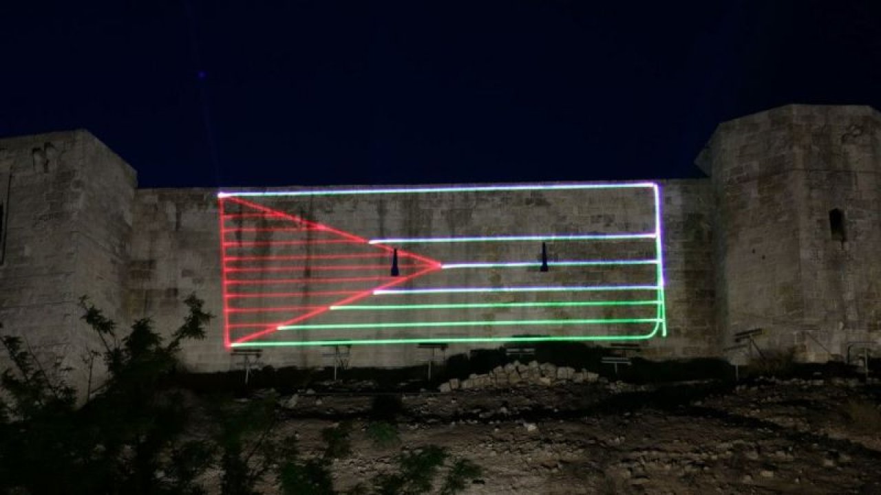 Video Haber...Filistin'e destek amacıyla Gaziantep Kalesi'nde ışık gösterisi yapıldı