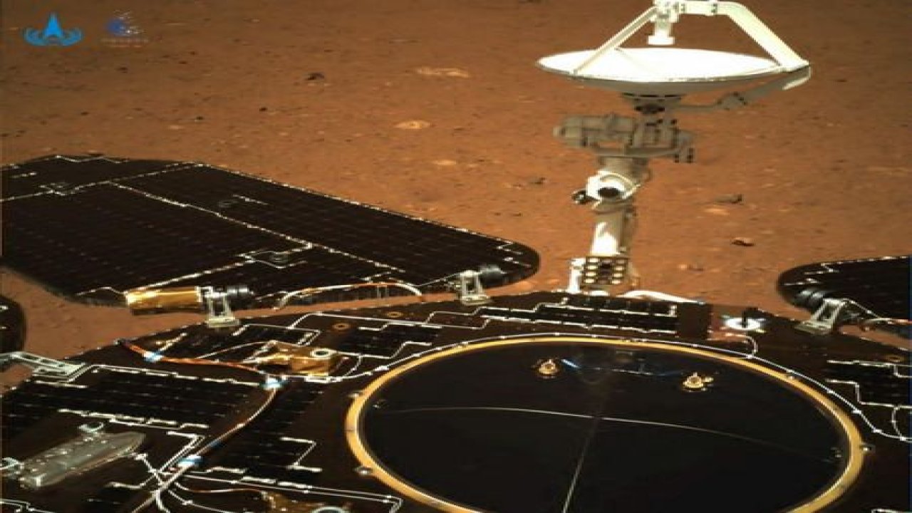 Çin, Mars keşif aracının Kızıl Gezegen'de çektiği ilk fotoğrafları yayınladı