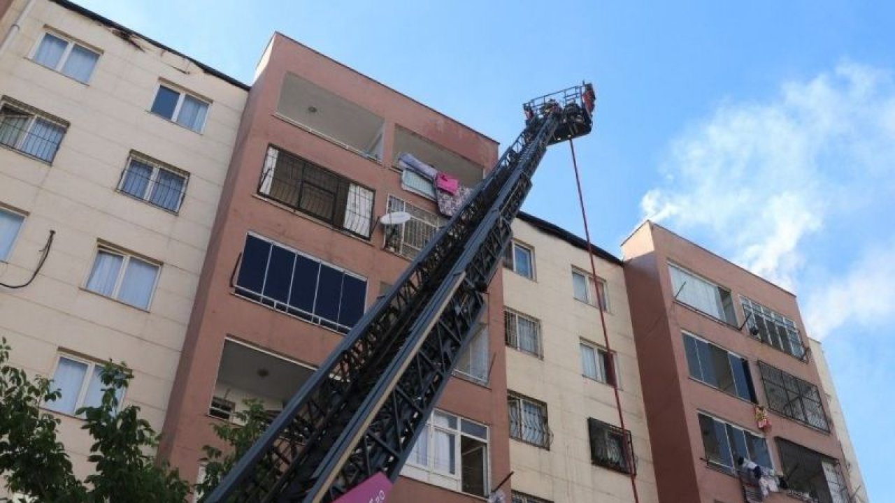 Son Dakika...Video Haber...Gaziantep'te Beş katlı binanın çatı katında yangın çıktı