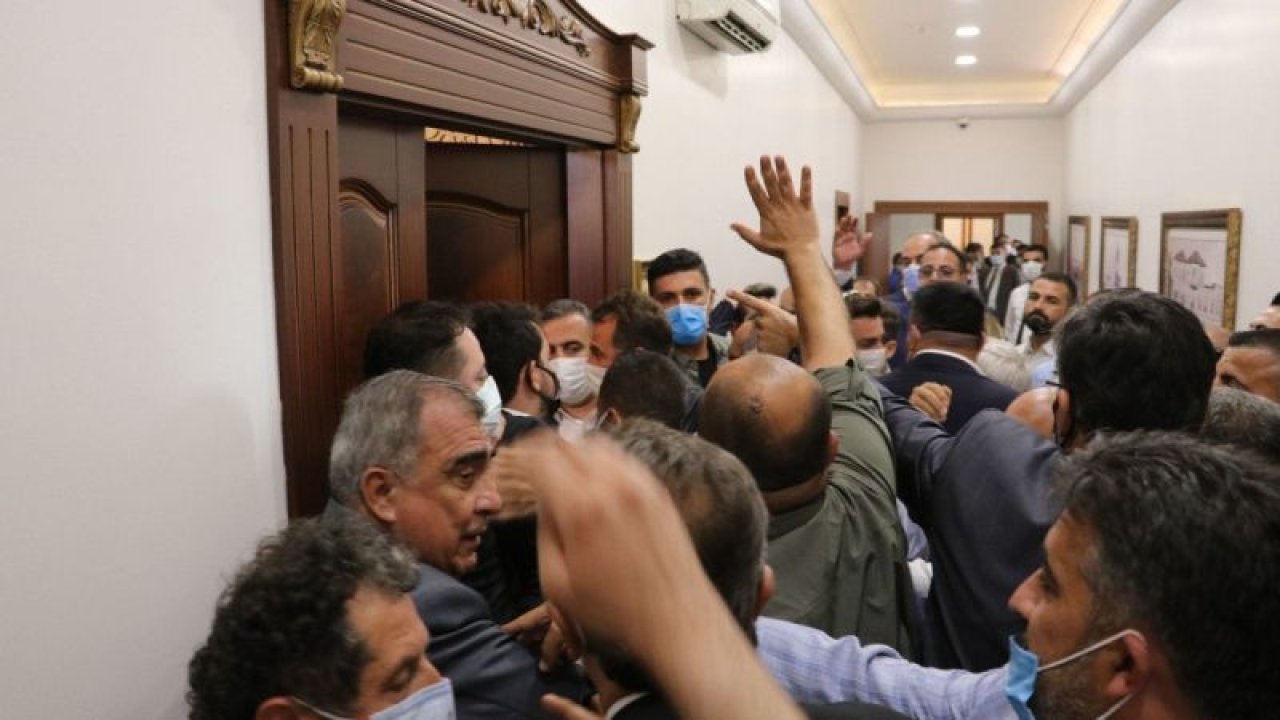 Son Dakika....Foto Haber...Akşener’in ziyareti sırasında ilçe belediye başkanı ve milletvekilleri makam odasına girmek için korumalarla mücadele verdi