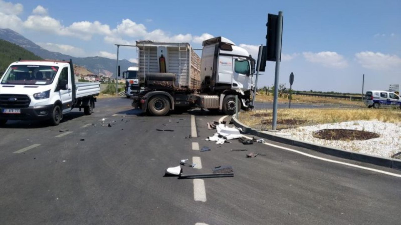 Gaziantep'te tır ile süt yüklü kamyonet çarpıştı