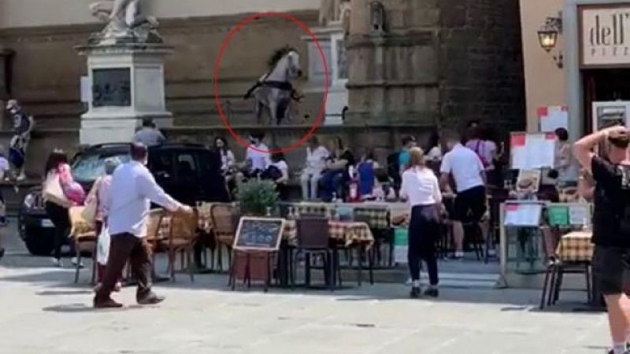 Kızgın at Floransa’nın ünlü meydanını birbirine kattı