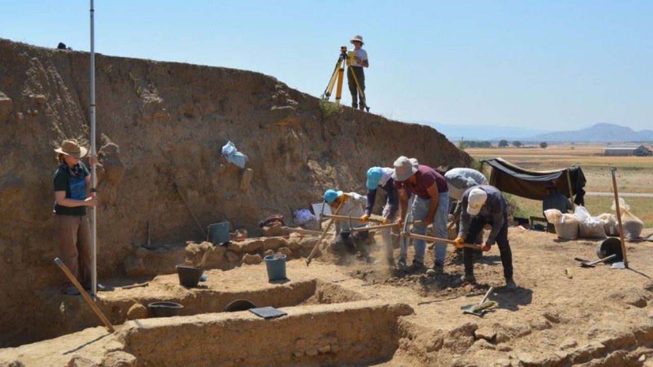 Foto Haber: Gaziantep'te M.Ö 1650 Yıllarında Kurulan  Zincirli Höyük'teki kazı çalışmaları...Lahit Mezarlar Açılıyor!