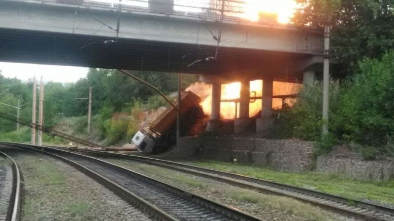 Rusya’da köprüden düşen kamyon doğalgaz boru hattını patlattı