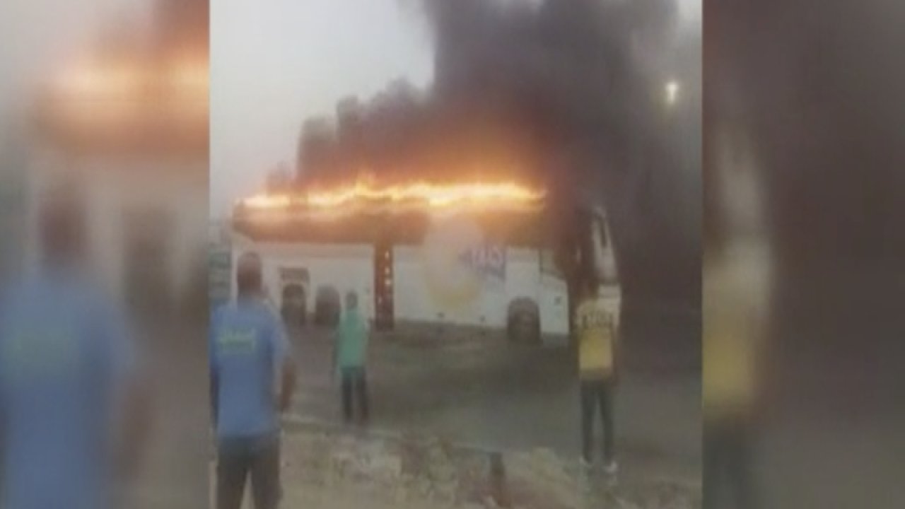 Mısır’da yolcu otobüsü alev alev yandı