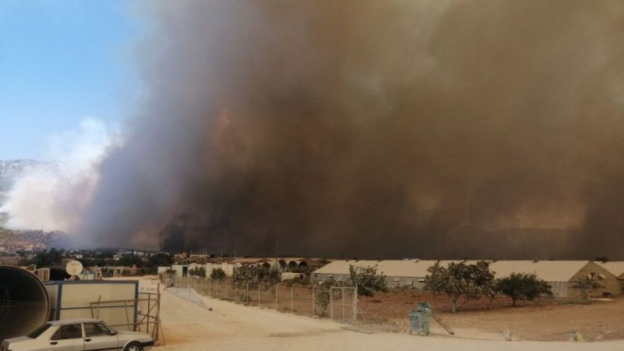 Son Dakika: Video Haber...Ülkenin Her Tarafında Ormanlar Yanıyor! Mersin-Antalya yolu kapandı, yangın yerleşim yerlerini tehdit ediyor