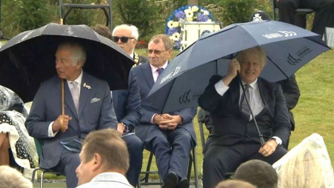 İngiltere Başbakanı Johnson’un şemsiye ile zor anları