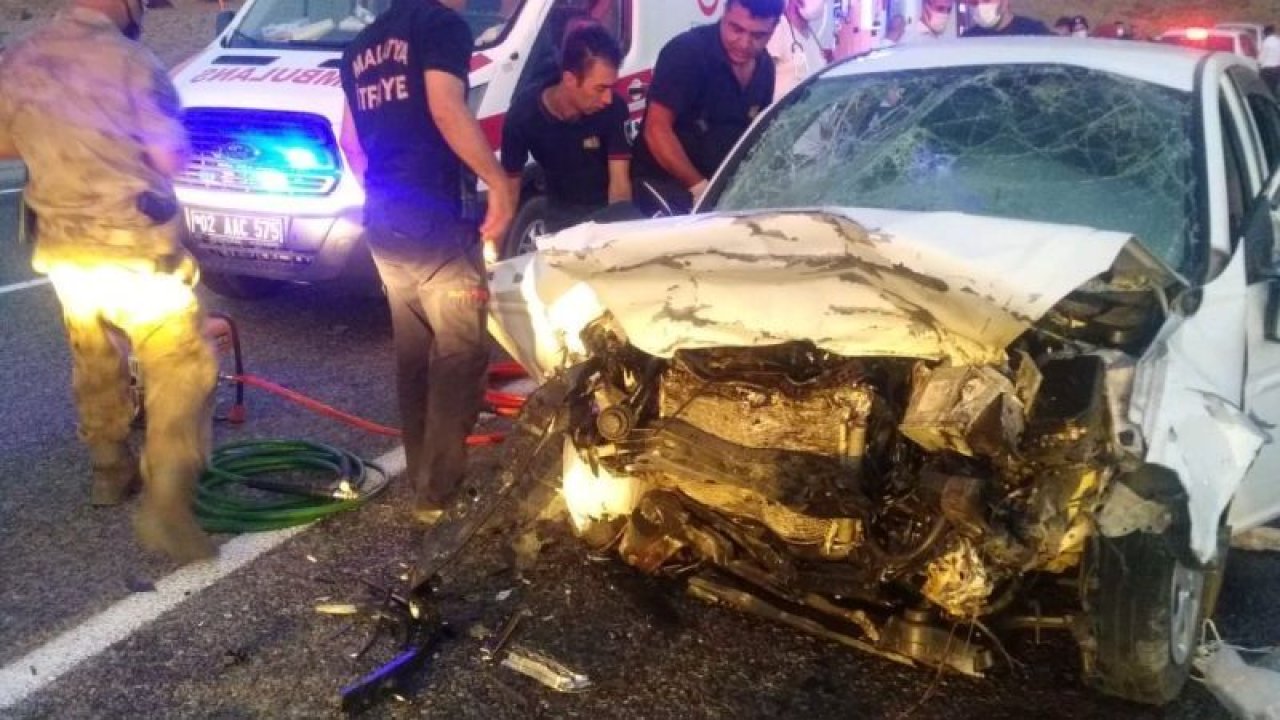 Son Dakika: Video Haber...İki otomobil kafa kafaya çarpıştı:3 ölü, 4 yaralı