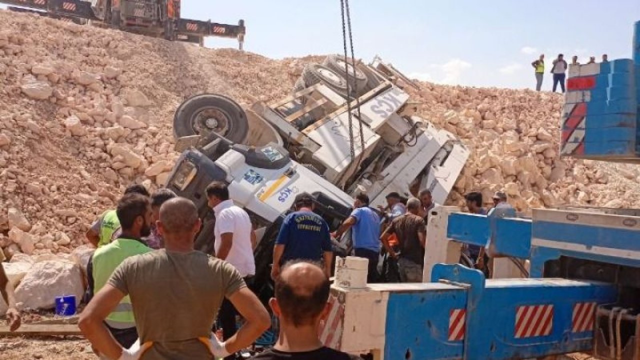 Son Dakika: Gaziantep’te Feci Kaza…Çimento Yüklü Kamyon 8 Metreden Uçtu! 2 Kişi Ağır Yaralı