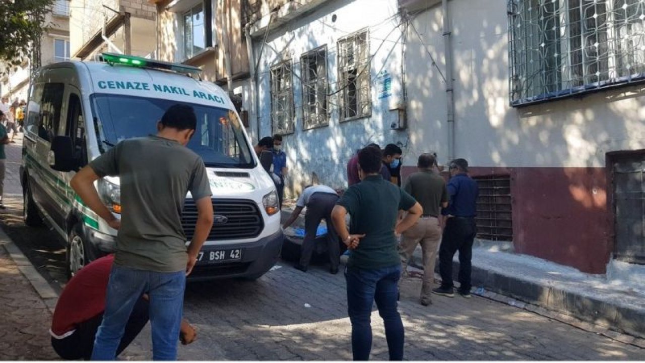 Son Dakika:Video Haber...Gaziantep'te 1 kişi boğazı kesilerek öldürüldü.3 kişi arasında çıkan kavgada kan aktı
