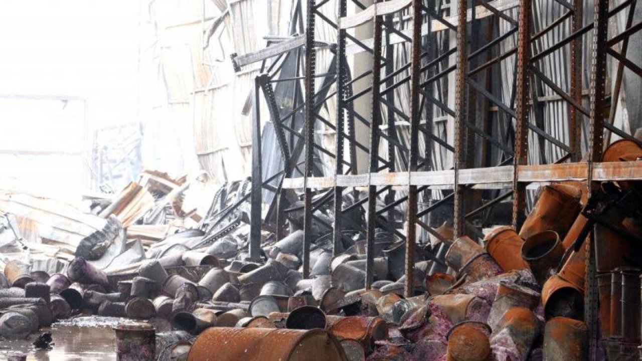 Son Dakika: Foto Haber...Gaziantep'te boya fabrikasındaki yangının ardından soğutma çalışması tamamlandı