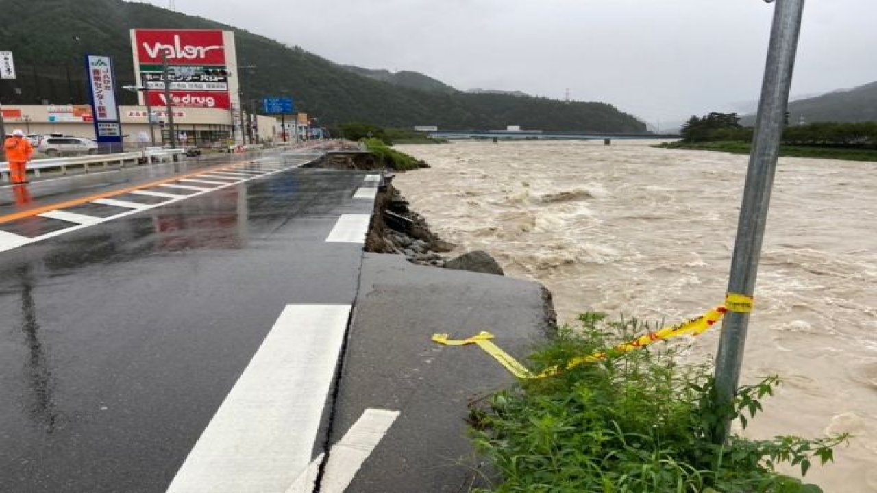 Japonya’da sel heyelana neden oldu: 3 ölü