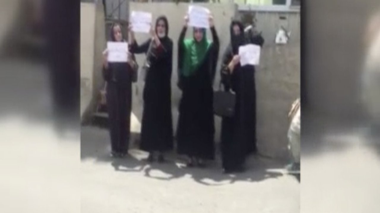 Afganistan’da 4 kadın Taliban’ı protesto etti