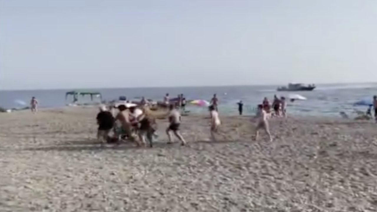 Uyuşturucu kaçakçısı sahilde güneşlenen vatandaşlar tarafından yakalandı