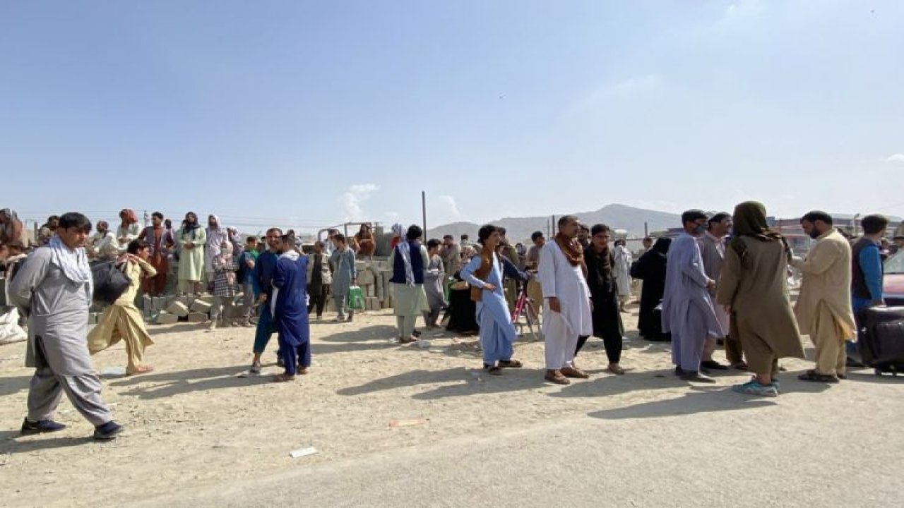 Afgan halkının Kabil Havalimanı’ndaki bekleyişi sürüyor