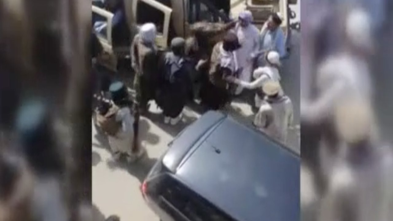 Taliban’ın Afganistan bayrağı taşıyanlara müdahalesi kamerada